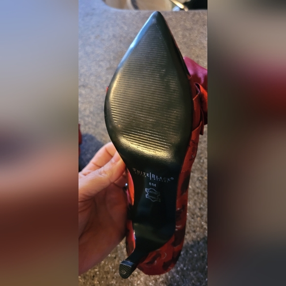 $160 Women's White House Black Market Red Floral Rose Adorned Heels Size 8M EUC! - Picture 7 of 10